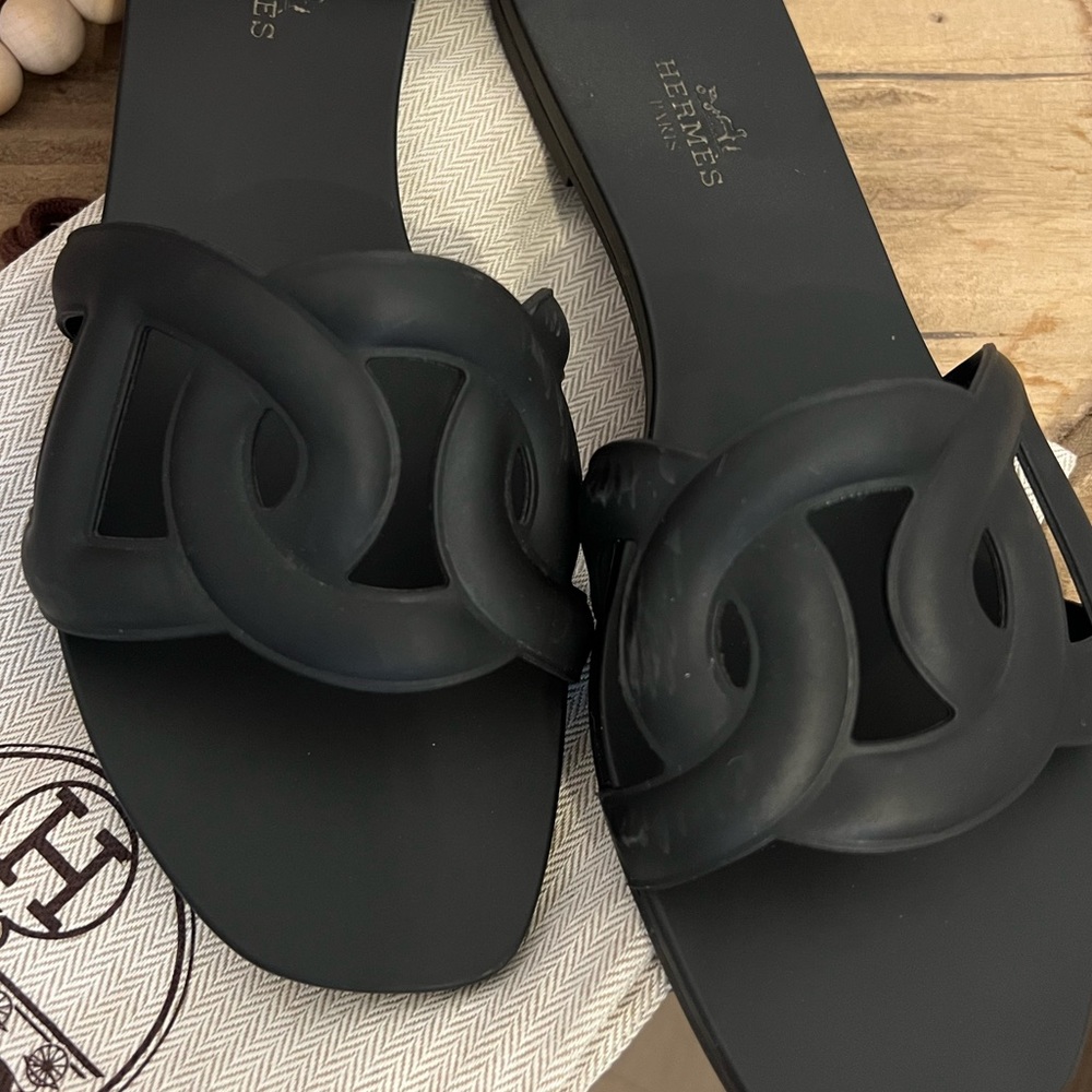 Hermes aloha sandals in Black